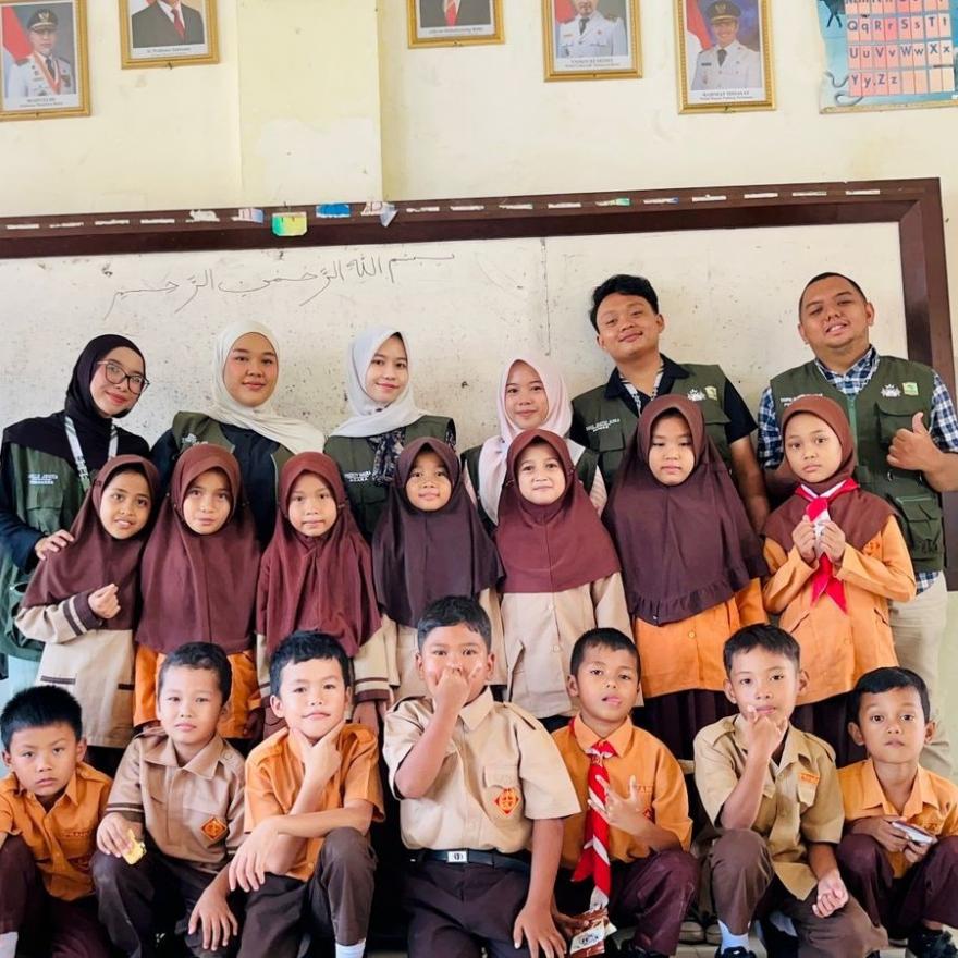 Serunya Mahasiswa KKN Mengajak Siswa SDN 01 Enam Lingkung Menyelami Sejarah